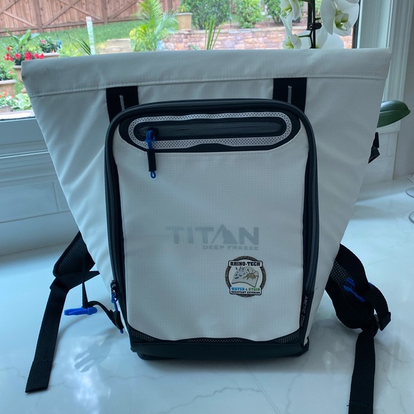 Titan White and Black Backpack Cooler NWOT - Picture 3 of 6